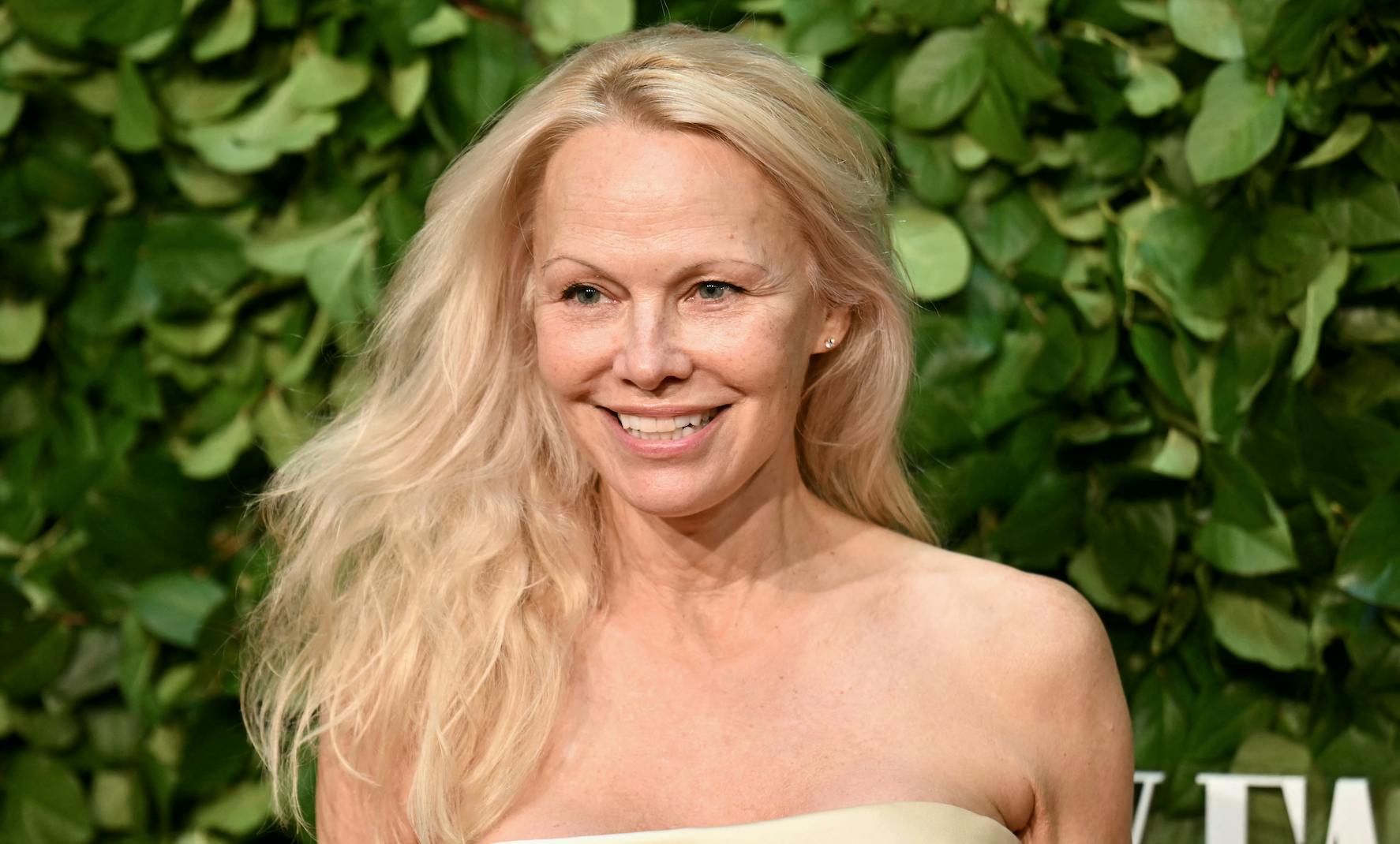 Pamela Anderson zeigt sich mit dramatisch rotem Haar