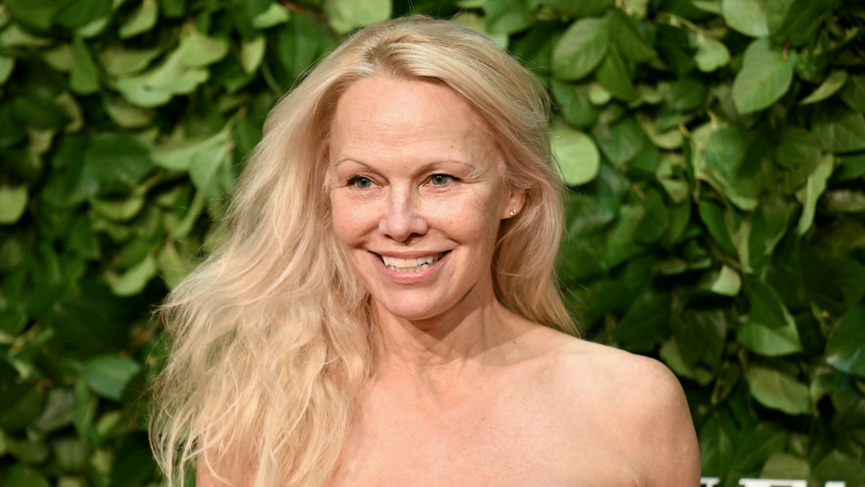 Pamela Anderson zeigt sich mit dramatisch rotem Haar