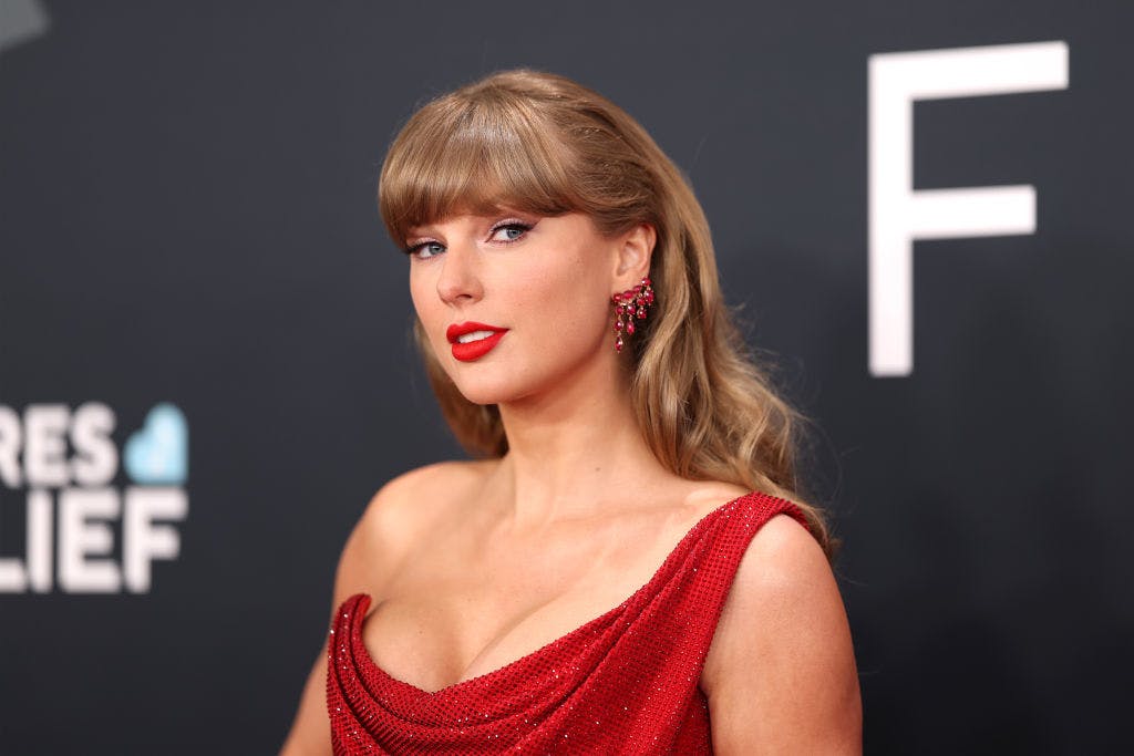 Taylor Swift Meets With English Wedding Dress Designer