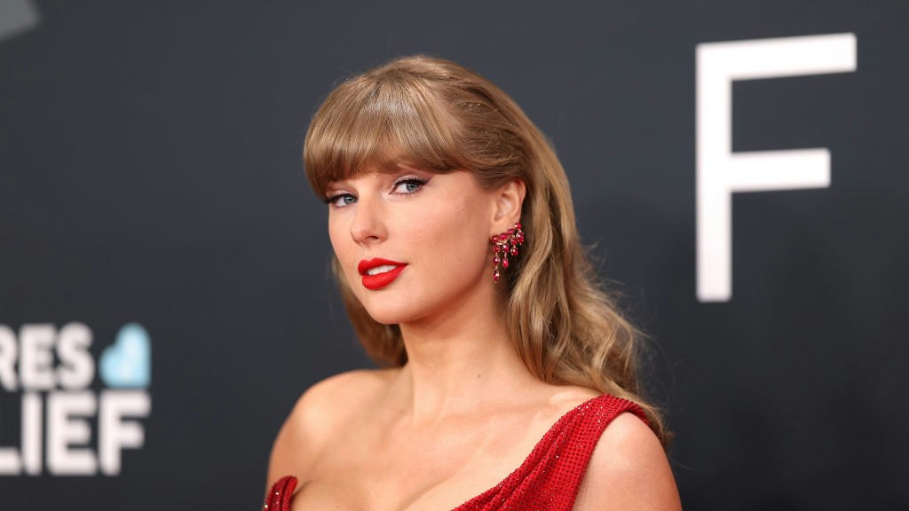 Taylor Swift Meets With English Wedding Dress Designer Taylor Swift Meets With English Wedding Dress Designer