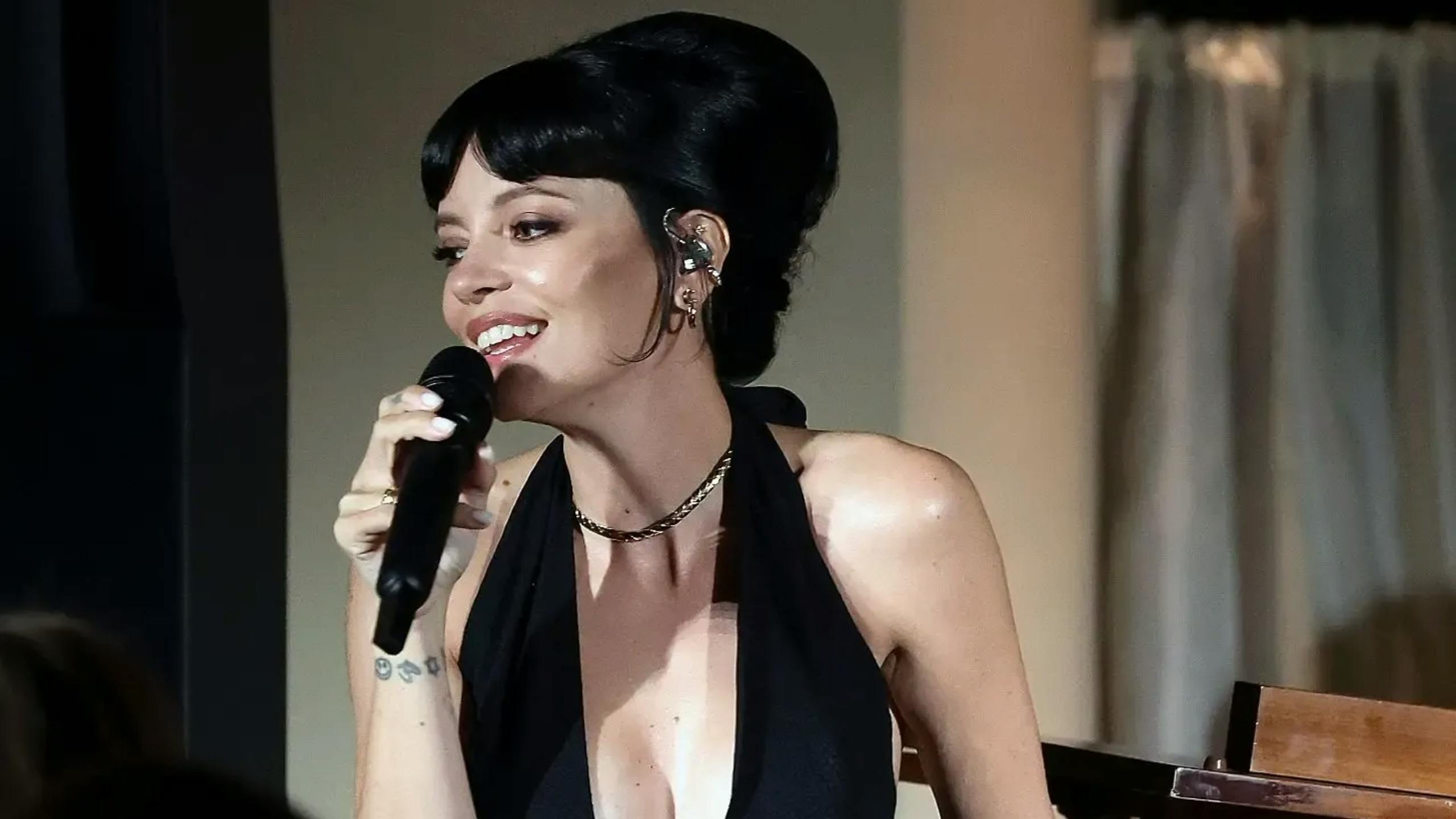 lily-allen-is-making-a-case-for-cool-brit-labels-on-her-west-end-girl-tour