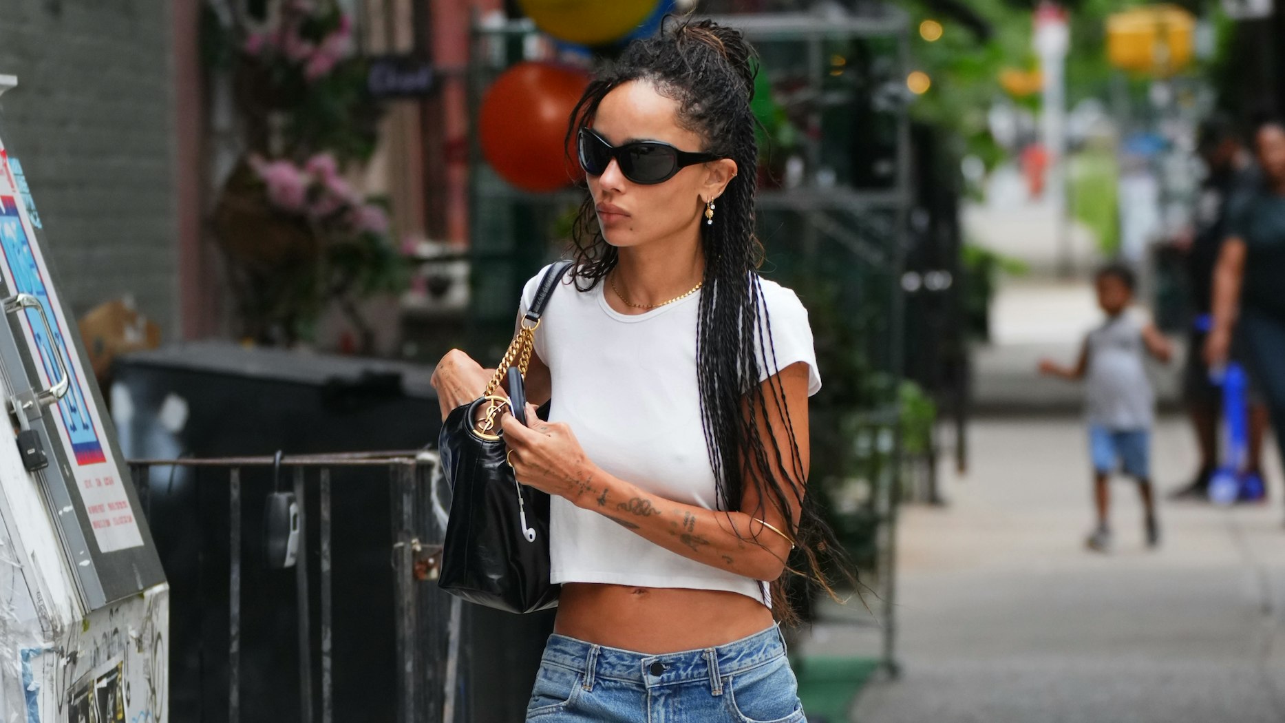 Sind Ihre Jeans immer zu lang? Zoë Kravitz hat die Lösung