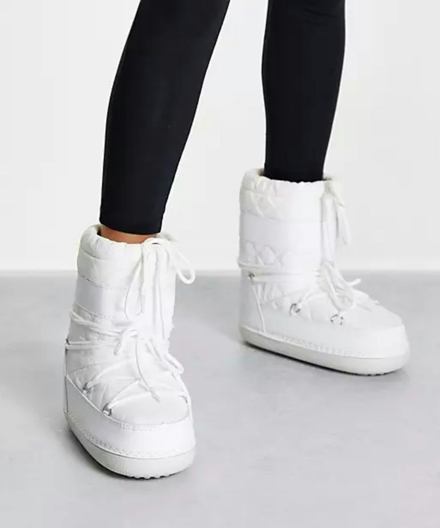 Truffle Collection snow boots in white