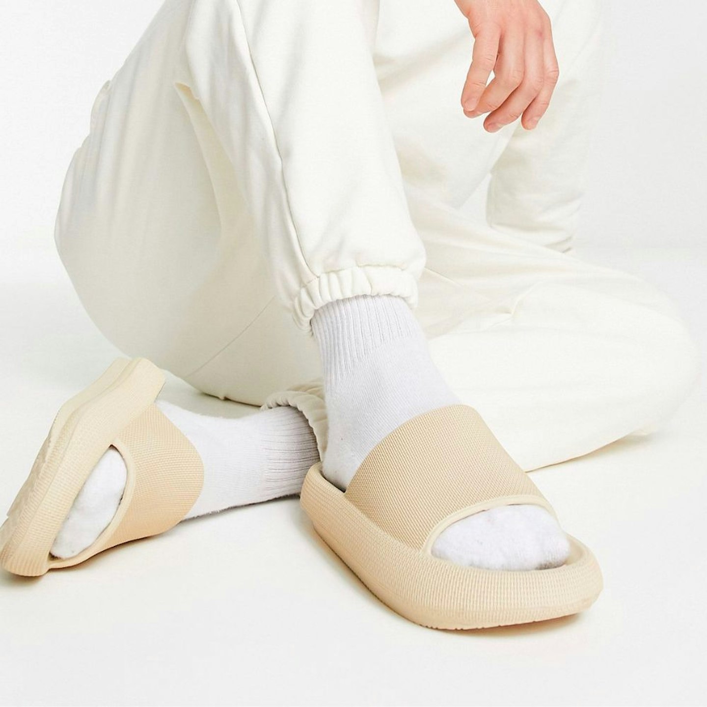 https://www.asos.com/truffle-collection/truffle-collection-extra-chunky-sliders-in-cream/prd/203854471