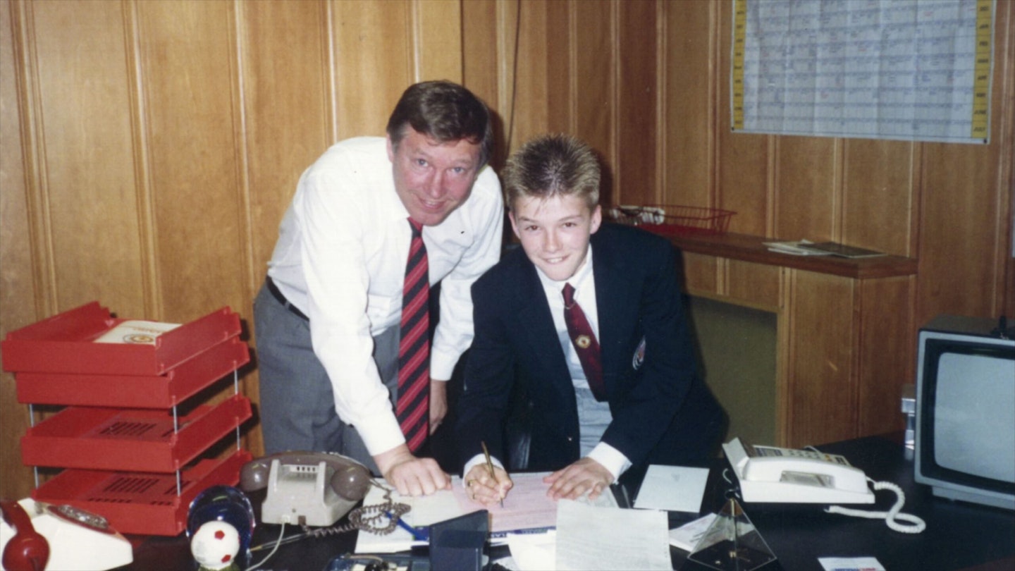 david beckham signing man u papers