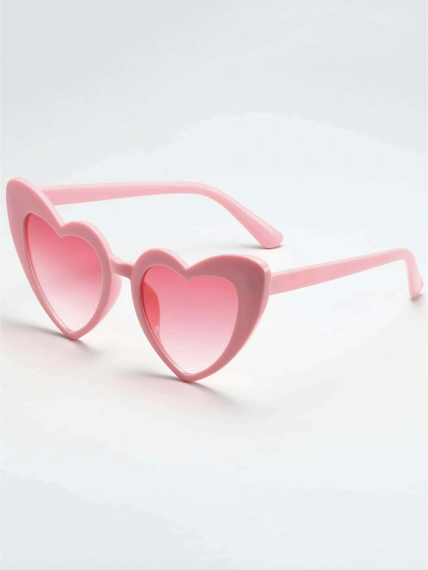 Saltburn outfits Shein Heart-Shaped Sunglasses