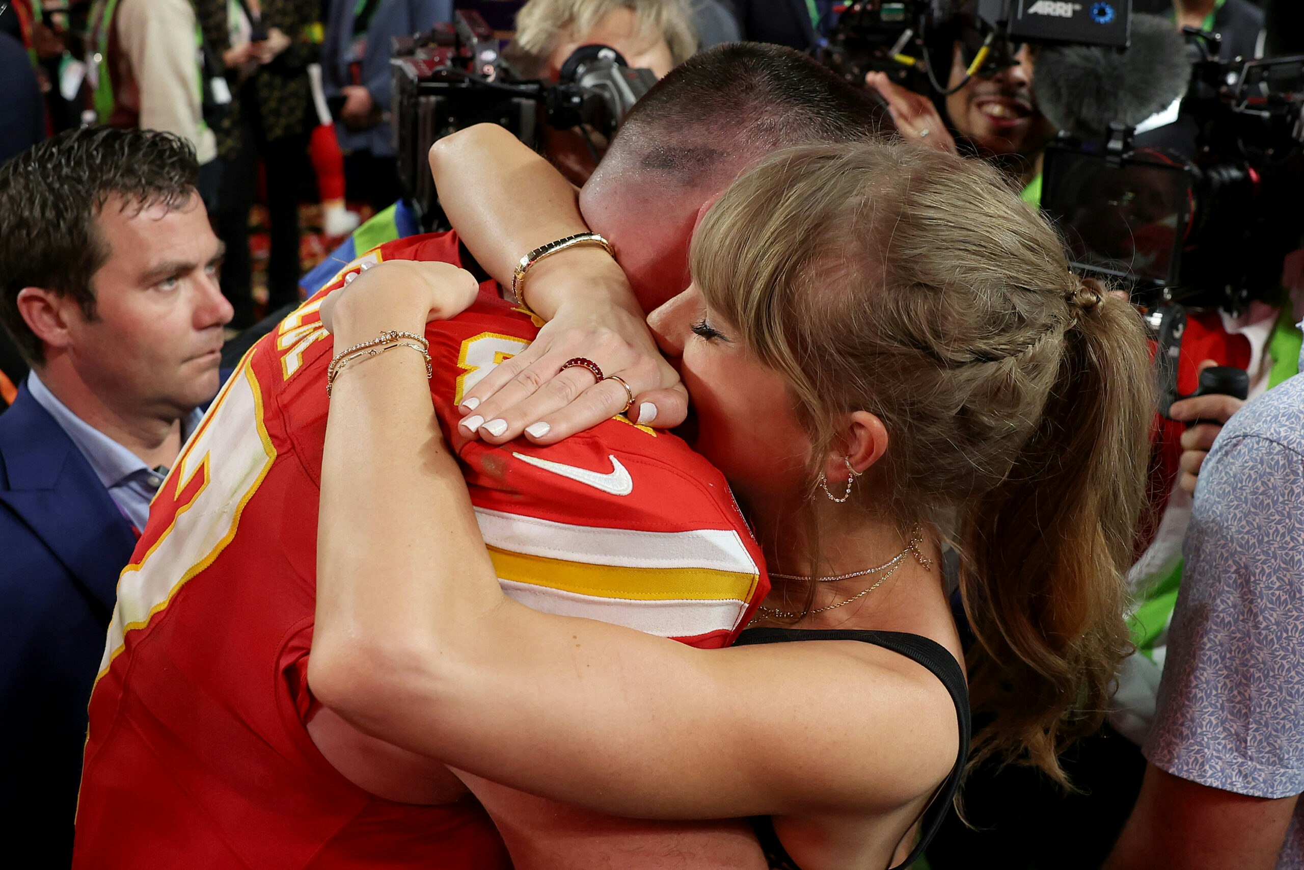 Taylor Swift hugs Travis Kelce at the Super Bowl