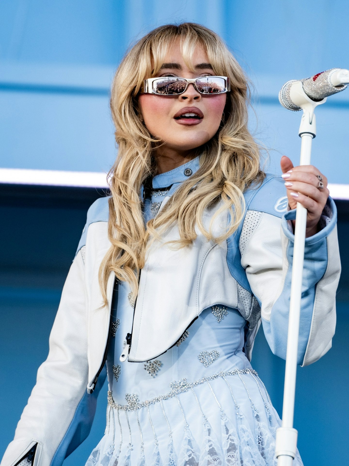 sabrina-carpenter-coachella-outfit-blue-dress-sunglasses