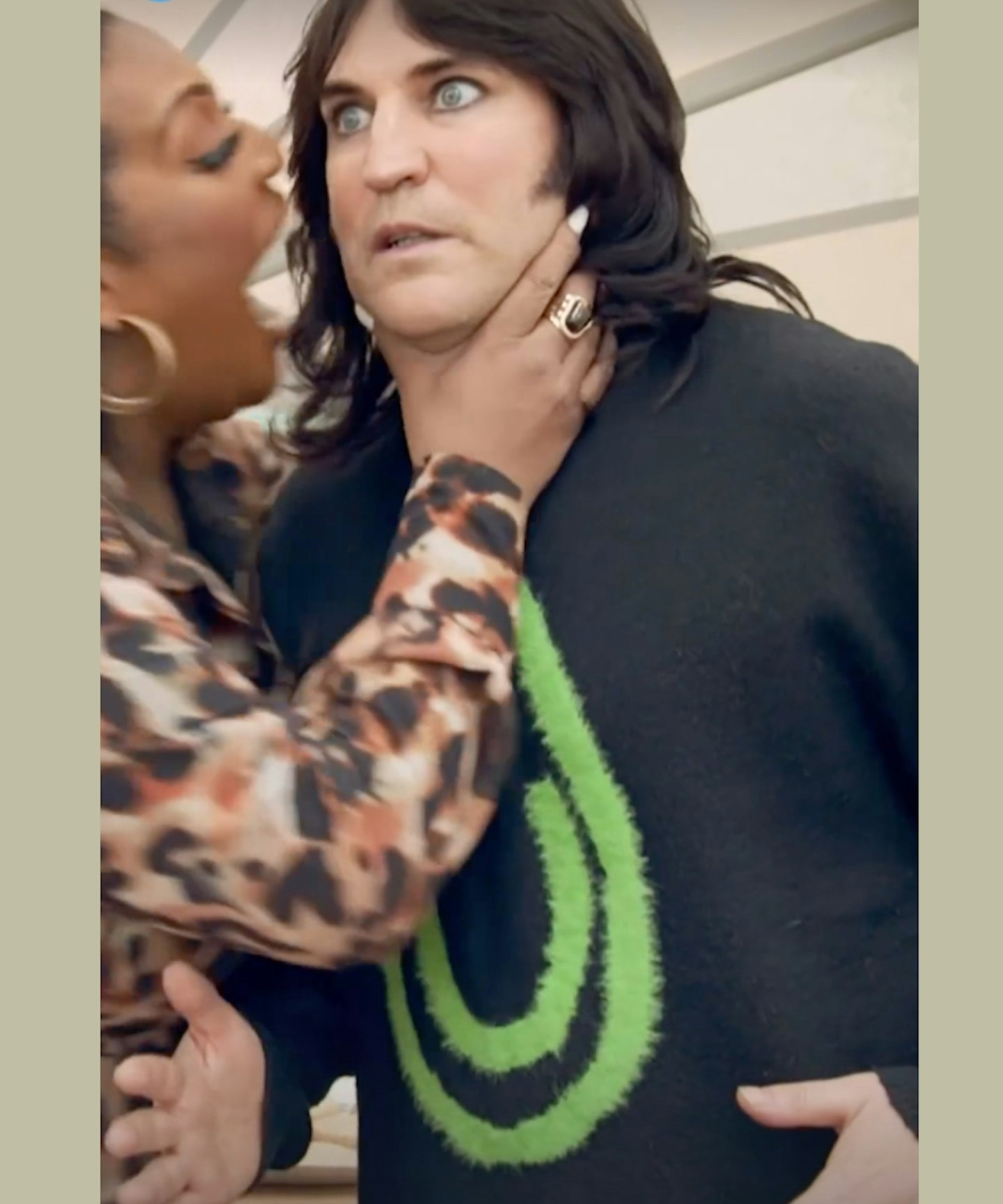 noel-fielding-gbbo-jumper-smiley-face-1