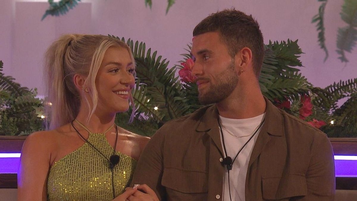 Molly Marsh and Zach Noble on Love Island