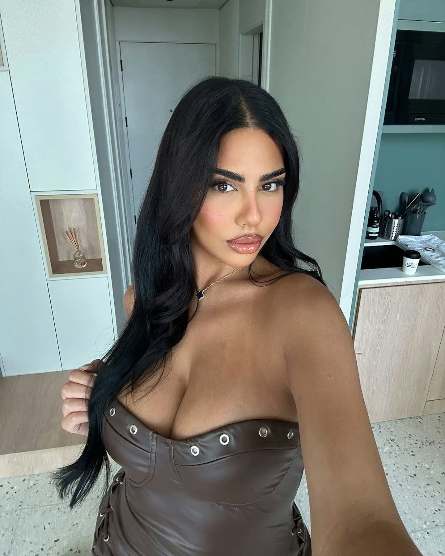 Who is social media influencer Mandi Vakili?
