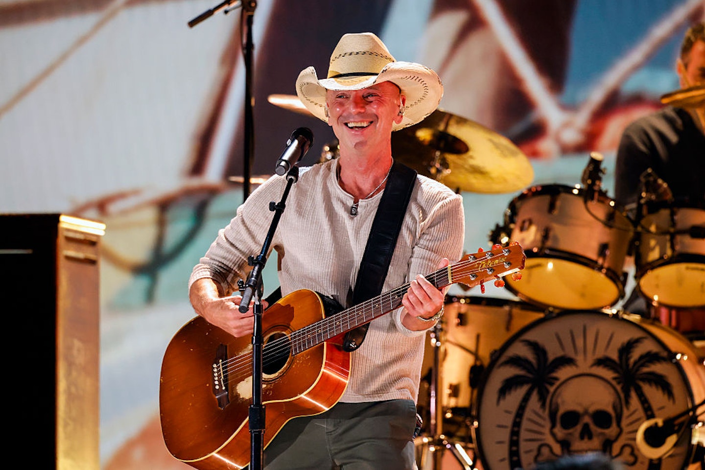Kenny Chesney performs onstage during the 59th Annual Country Music Association Awards at Bridgestone Arena