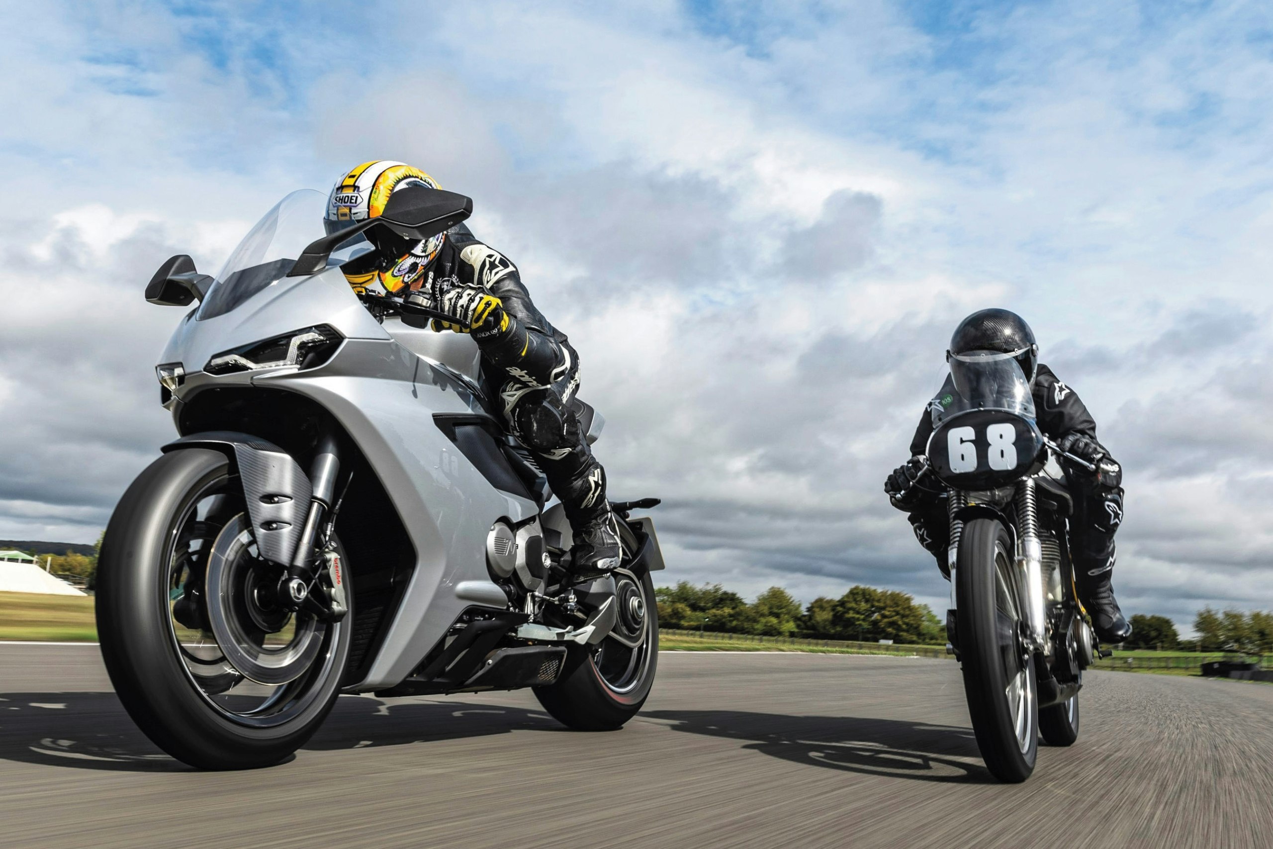 riders on the Norton Manx R and Manx Norton going around a track