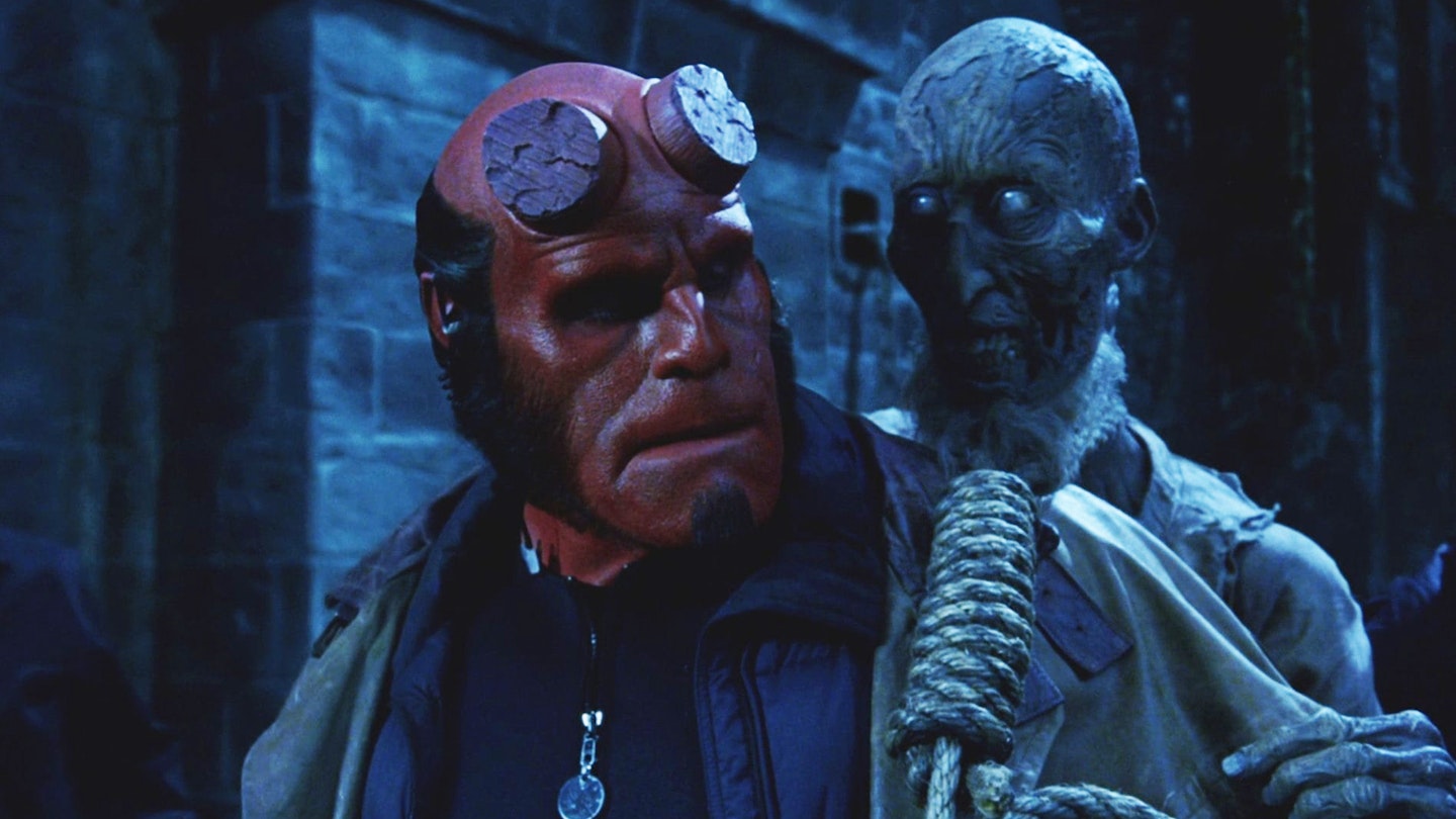 Hellboy 2004. Хеллбой: герой из пекла (2004). Hellboy фильм 2004. Хеллбой 2004 кадры. Хеллбой кадры из фильма 2004.