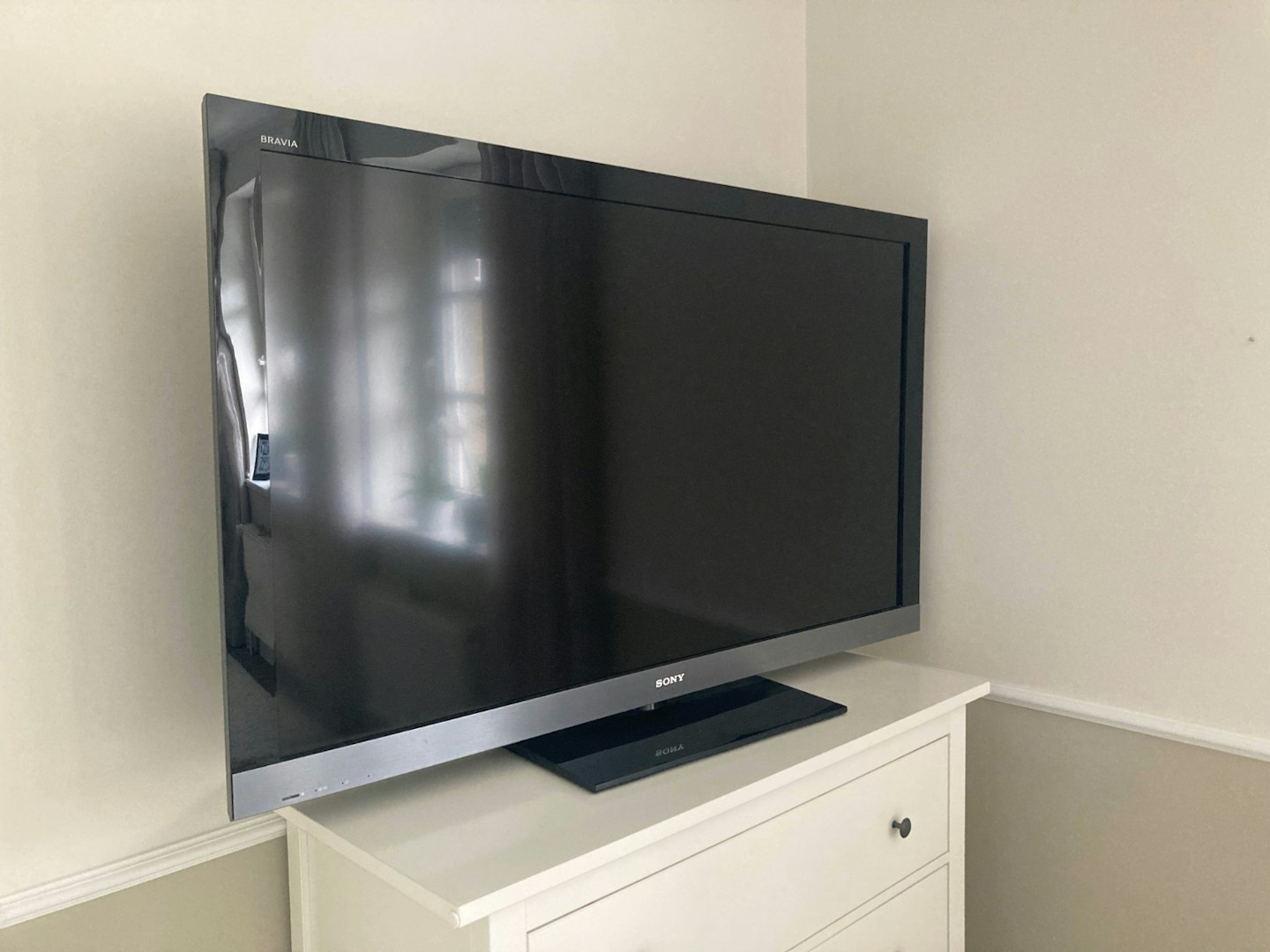 Sony 55 inch TV on chest of drawers. The best 55 inch TVs.