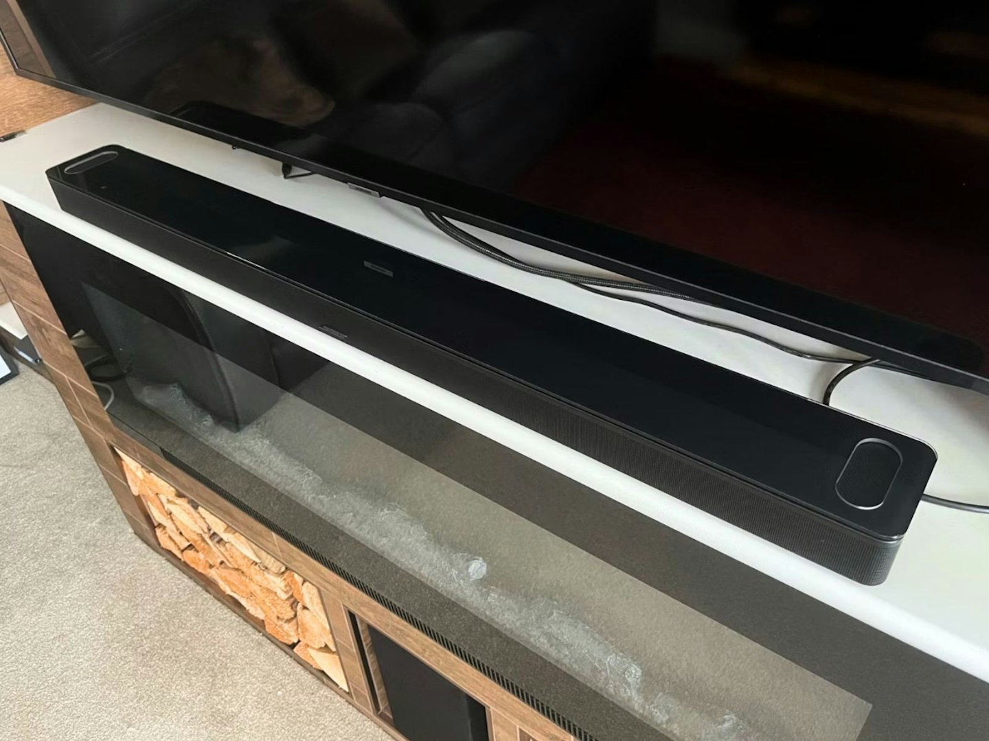 A Bose Soundbar on a TV stand