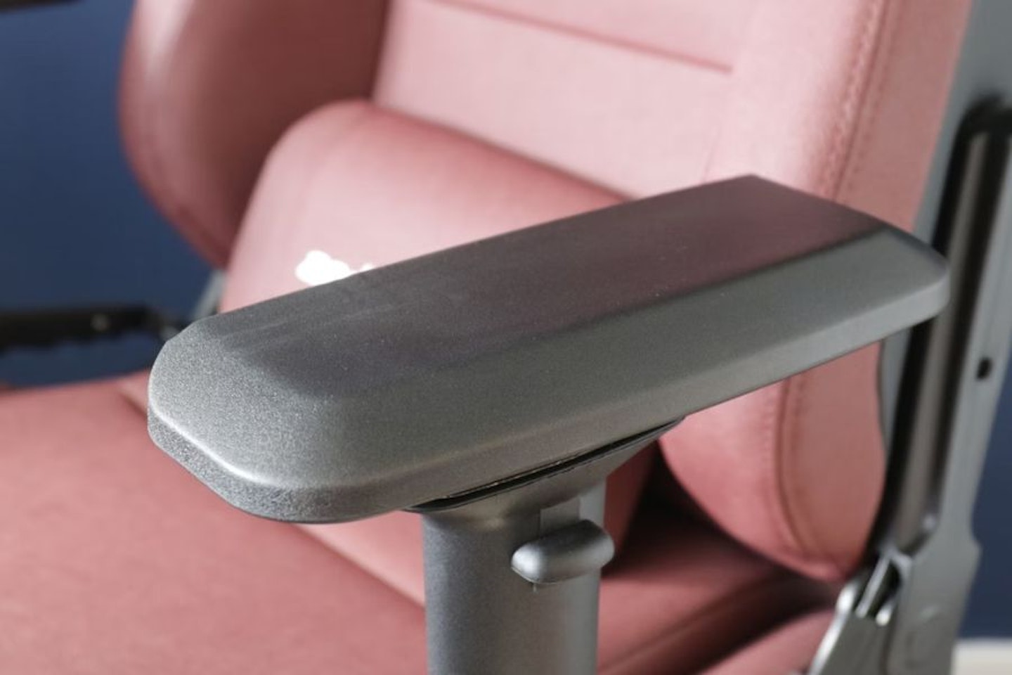 Anda Seat Kaiser 2 Gaming Chair armrest- Best gaming chair under £400 of 2025