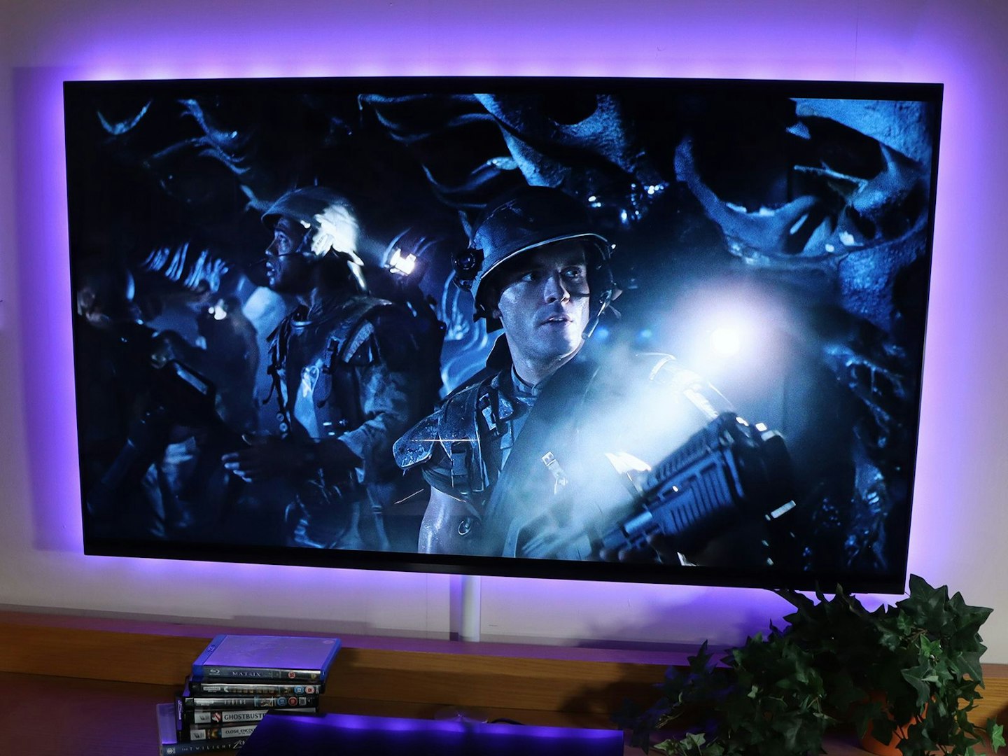 Panasonic DP-UB820EB Blu-ray Player - Aliens on TV