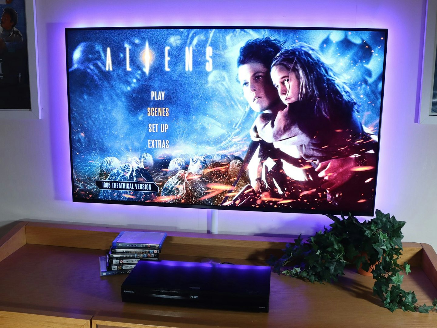 Panasonic DP-UB820EB Blu-ray Player - TV with aliens 4K menu