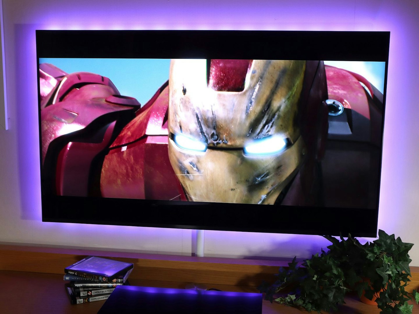 Panasonic DP-UB820EB Blu-ray Player - iron man on TV