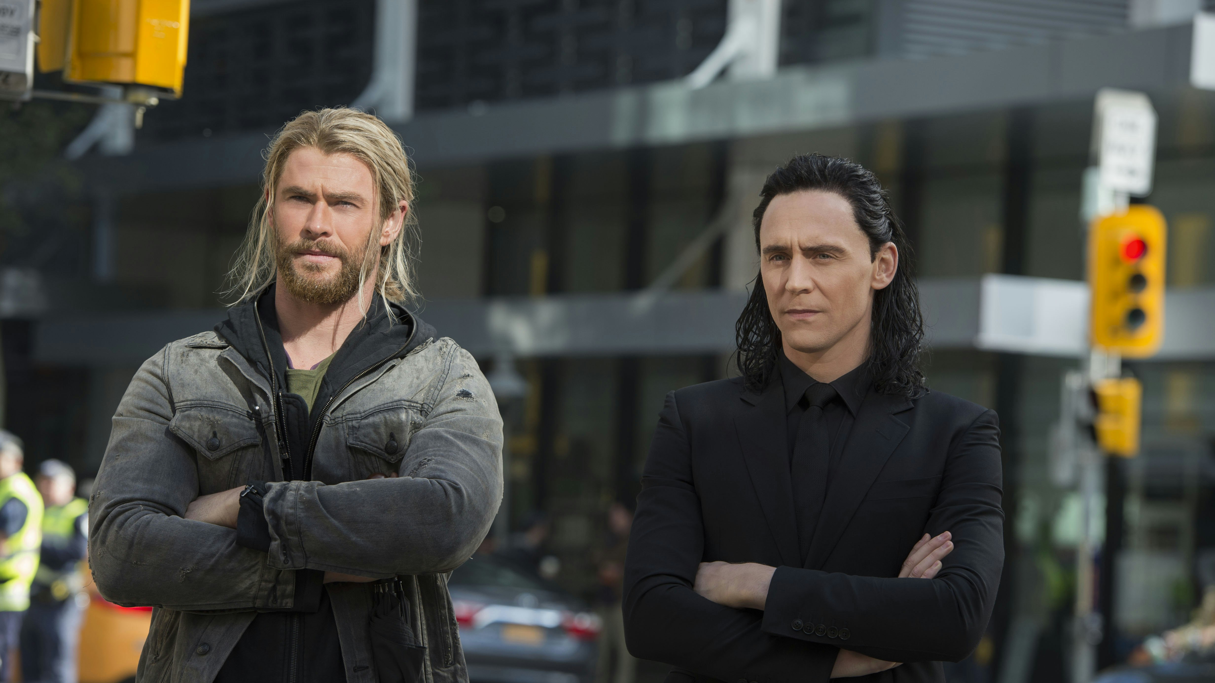 Thor: Ragnarok: Exclusive New Look At Thor, Loki, And The Grandmaster ...