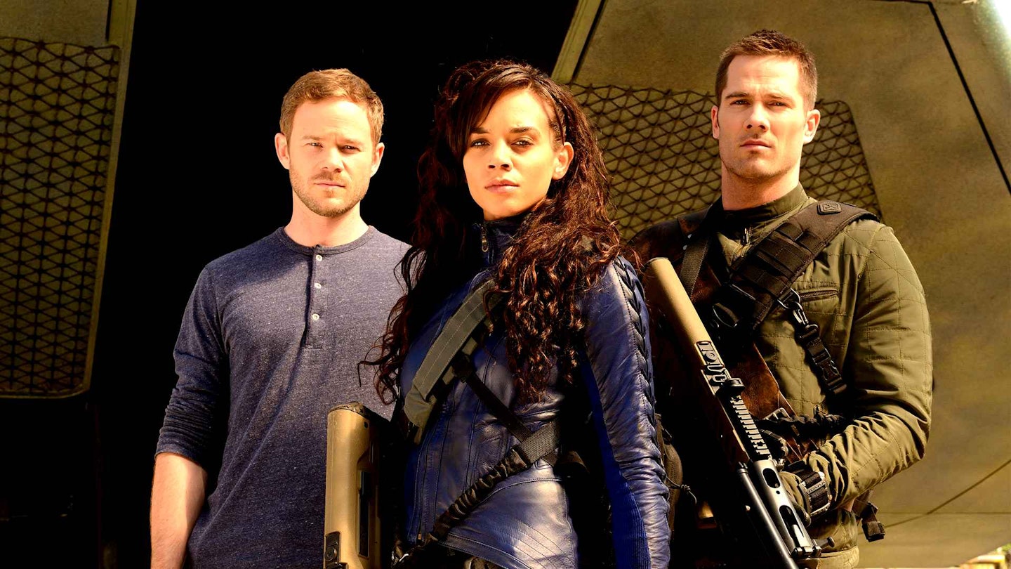 Aaron Ashmore, Hannah John-Kamen and Luke Macfarlane in Killjoys