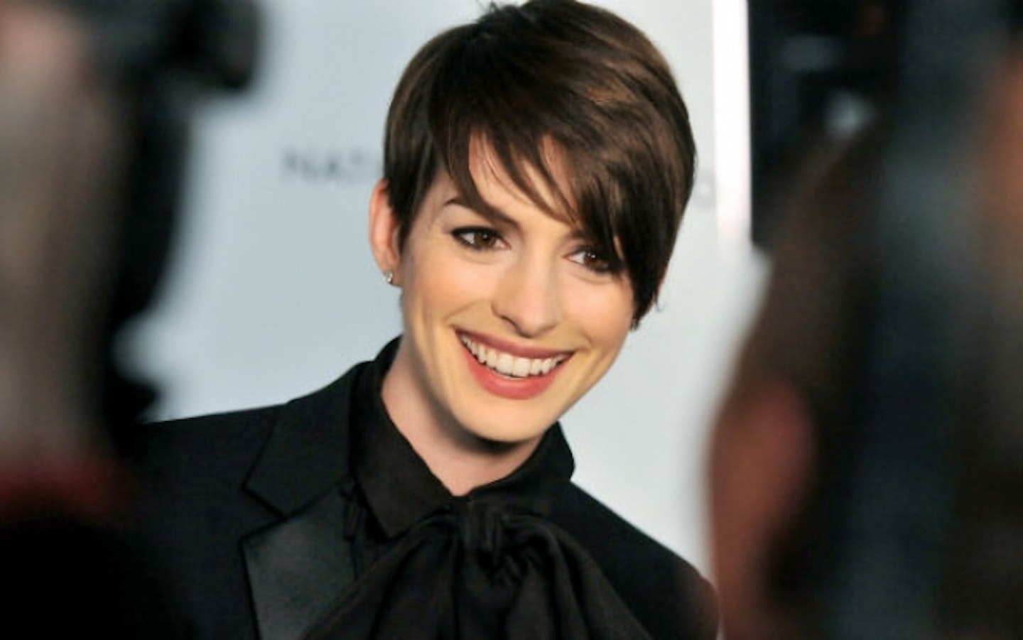 Anne-Hathaway-Wants-To-Hire-The-Intern