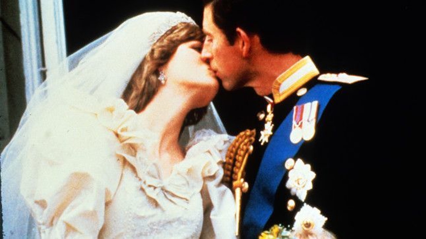 charles-diana-wedding-kiss