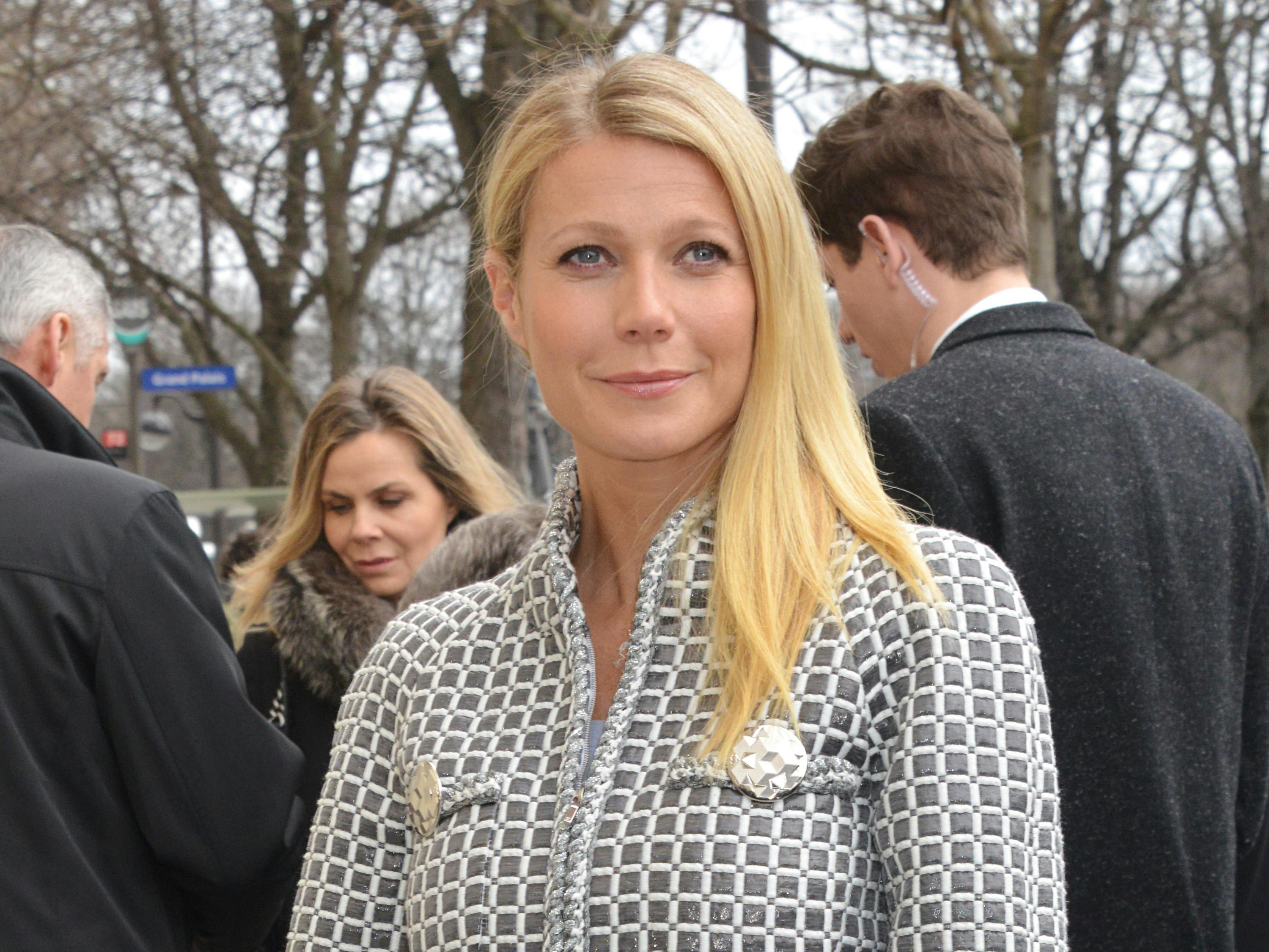 Paltrow Gets Stung By Bees In The Name Of Beauty(01)