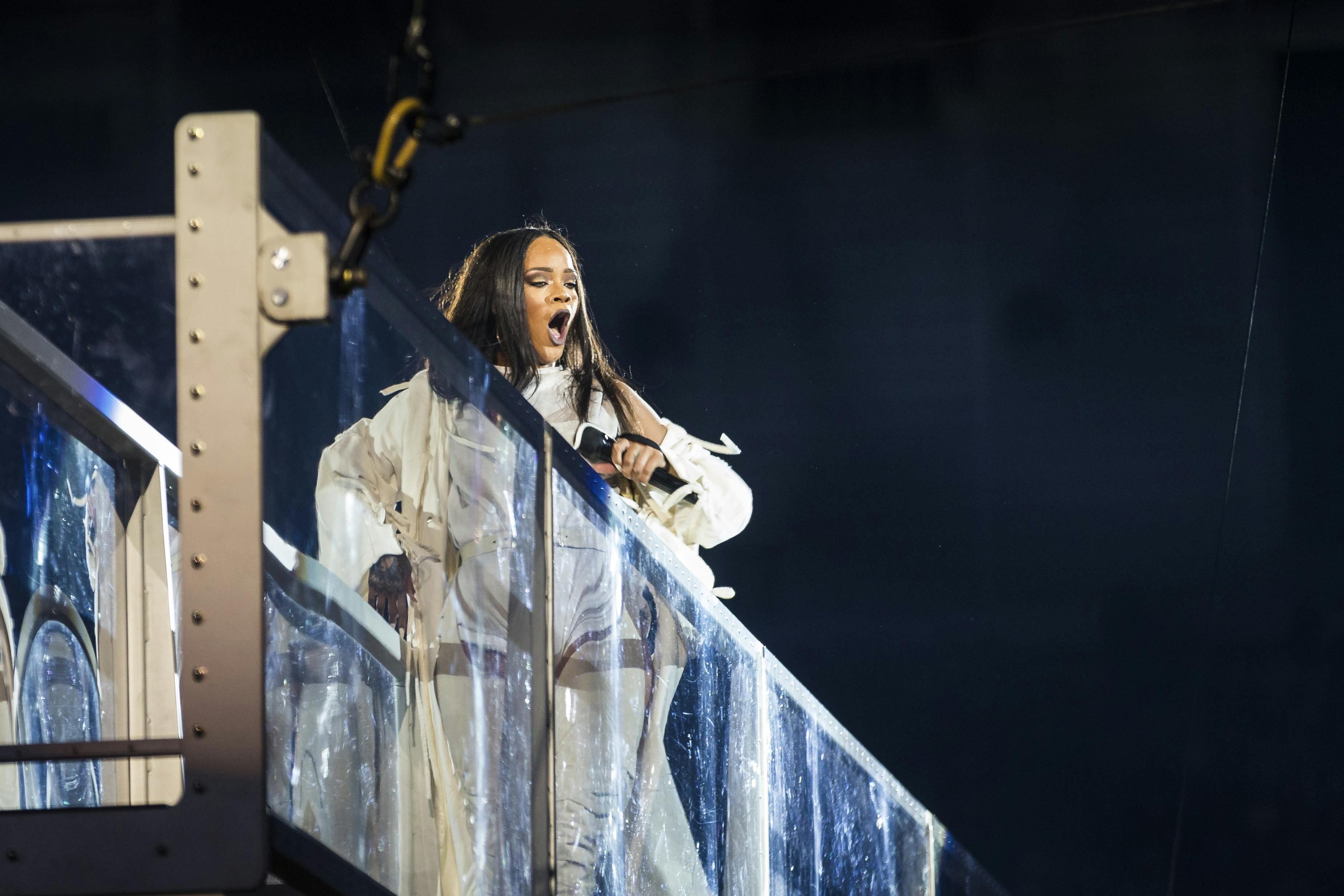 WATCH Fan Throws Bra At Rihanna. Her Reaction Is Brilliant. Grazia