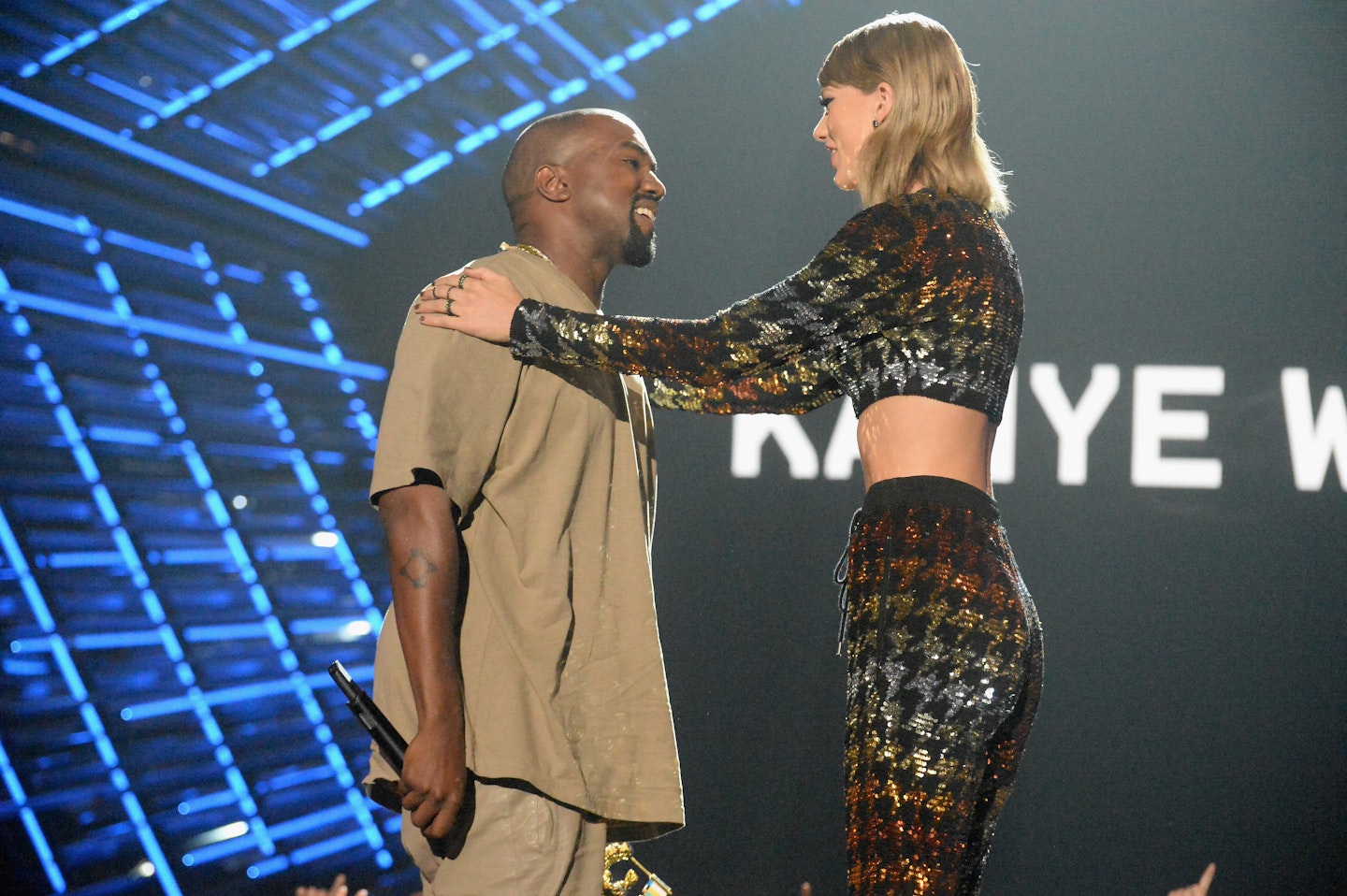 kanye west hugs taylor swift at the 2015 MTV Video Music Awards