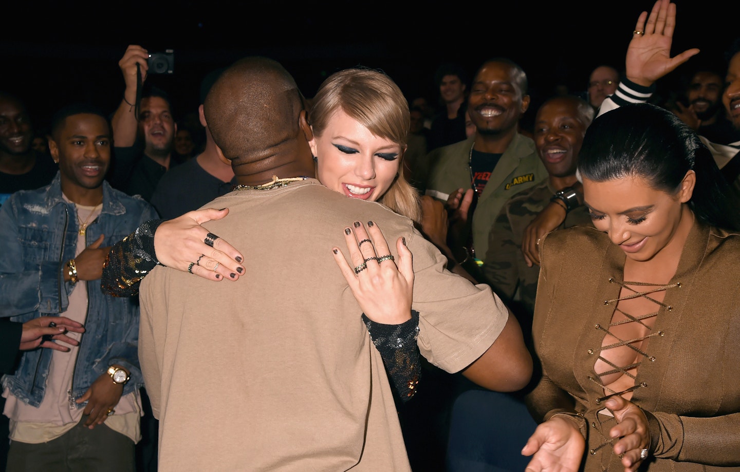 kanye west hugs taylor swift at the 2015 MTV Video Music Awards