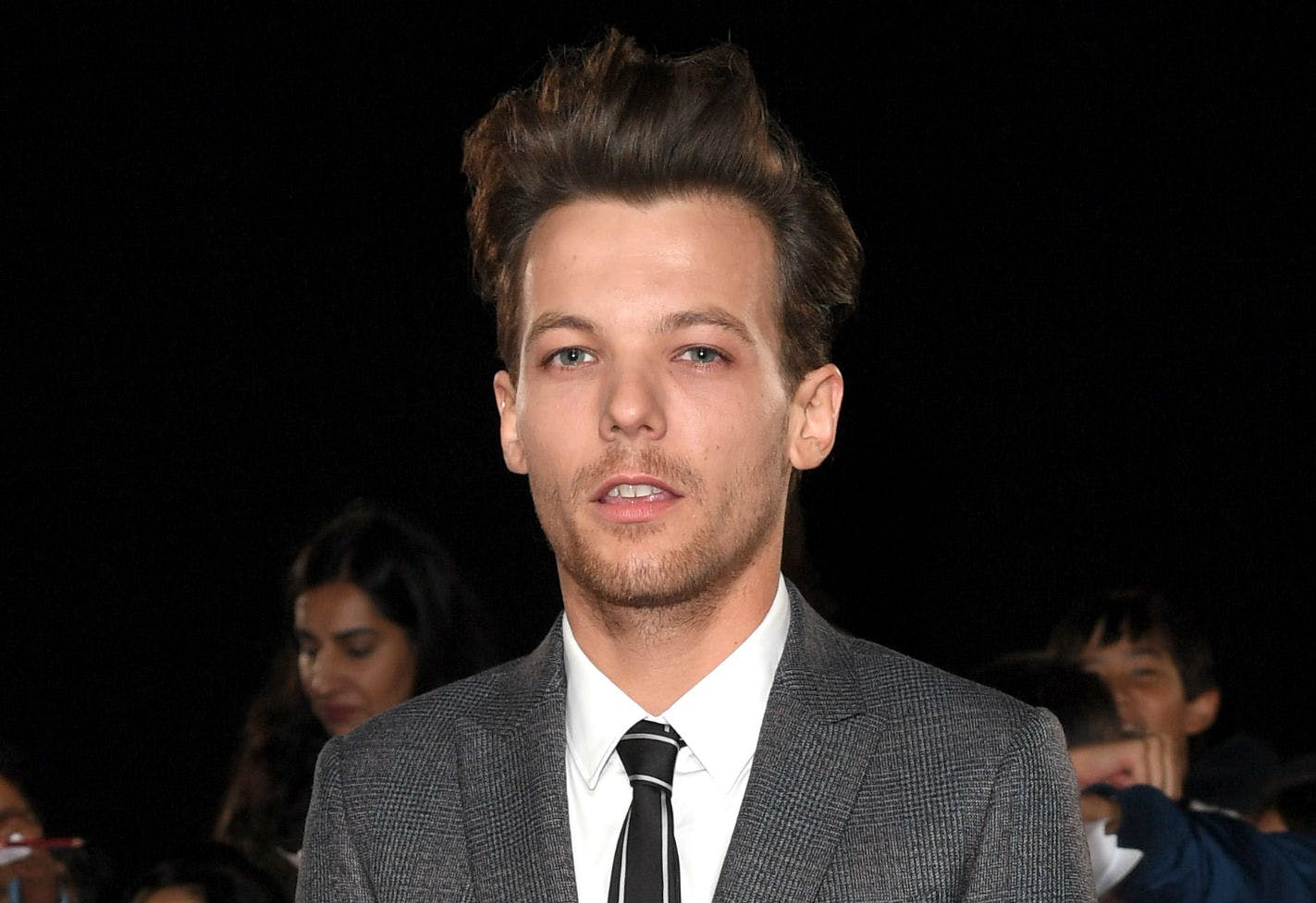 Louis Tomlinson speaks out following death of mother heat(02)
