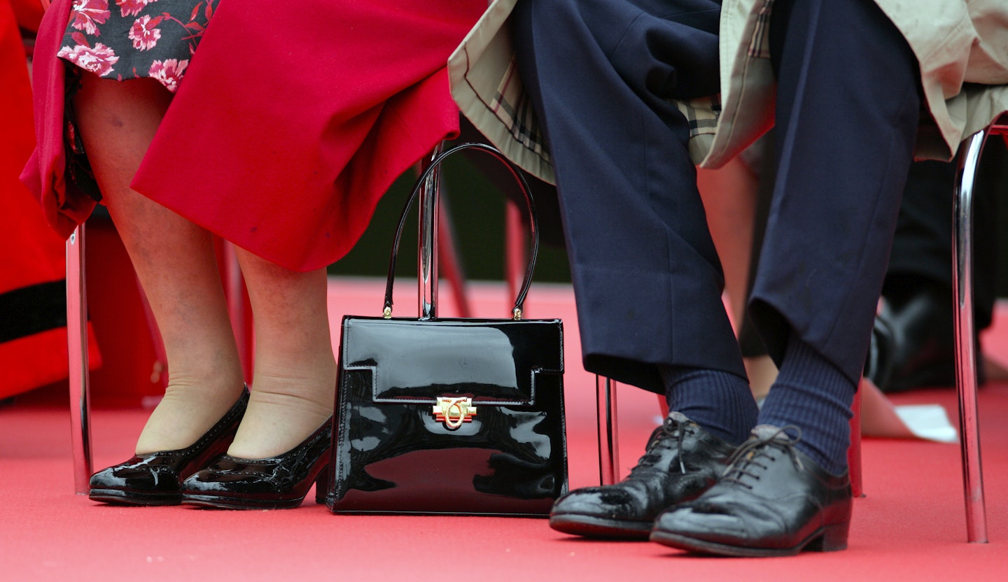 Queen Elizabeth uses handbag to signal staff? #queenelizabeth2 #platin