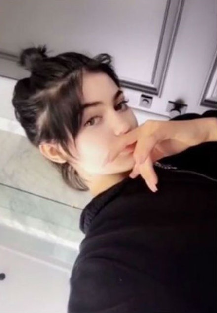 Kylie Jenner shows us what her natural hair looks like and it’s hella ...