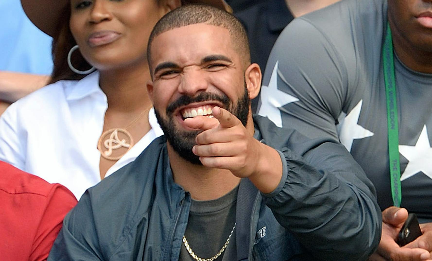 Drake just took a random girl from Instagram on tour with him - heatworld