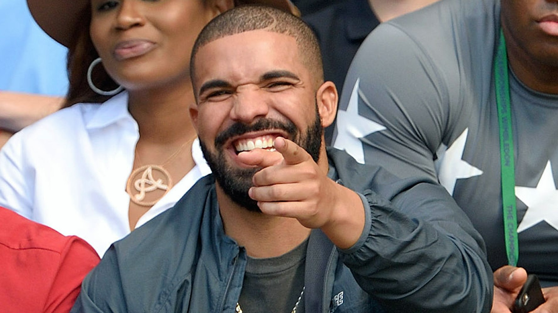 Drake just took a random girl from Instagram on tour with him - heatworld