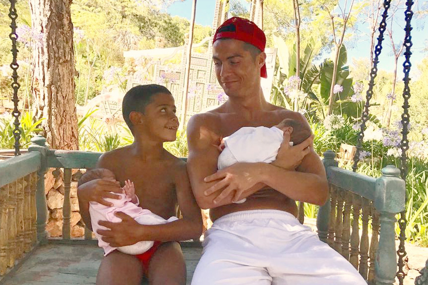 cristiano-ronaldo-family-photo-twins-eva-mateo