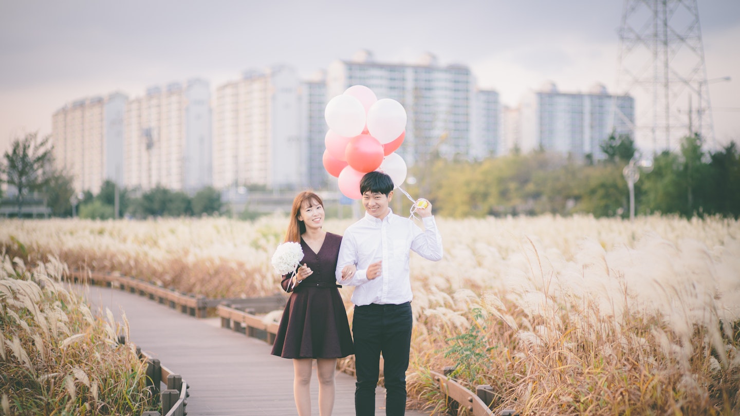 dating couple balloons 