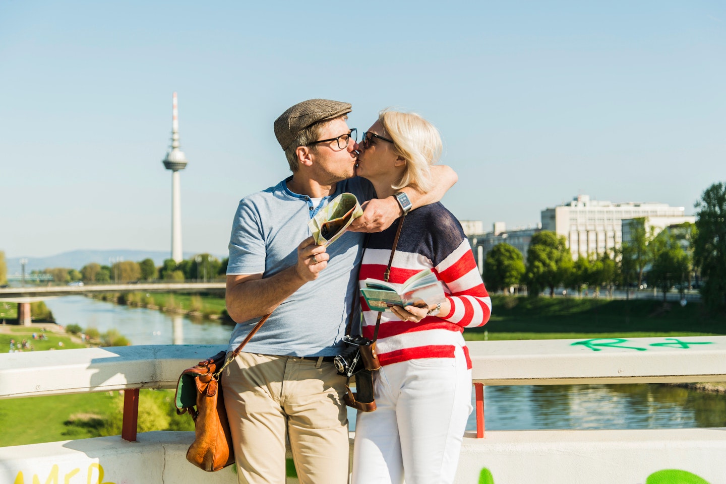 couple city break holiday kissing