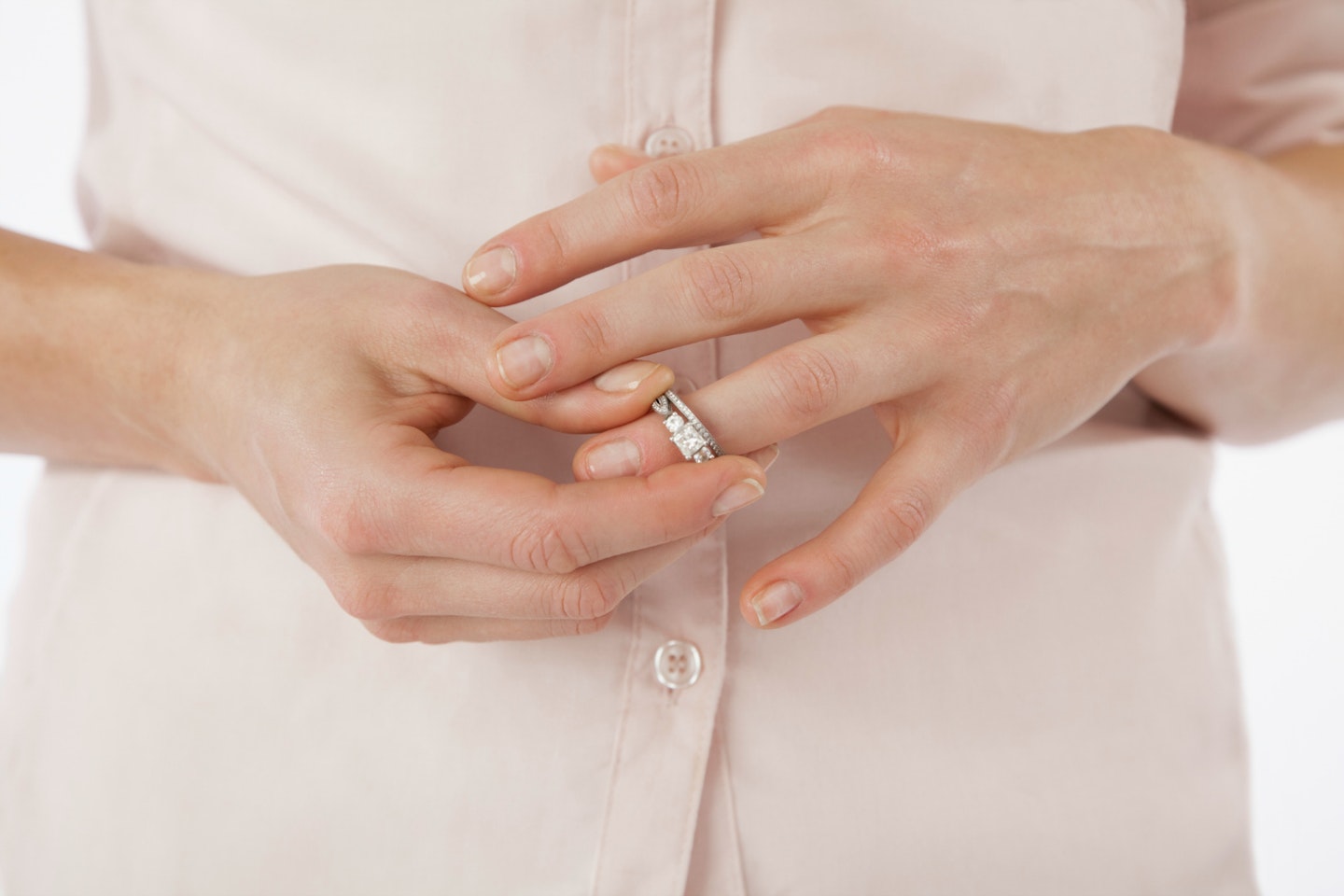 wedding-ring-taken-off-divorce