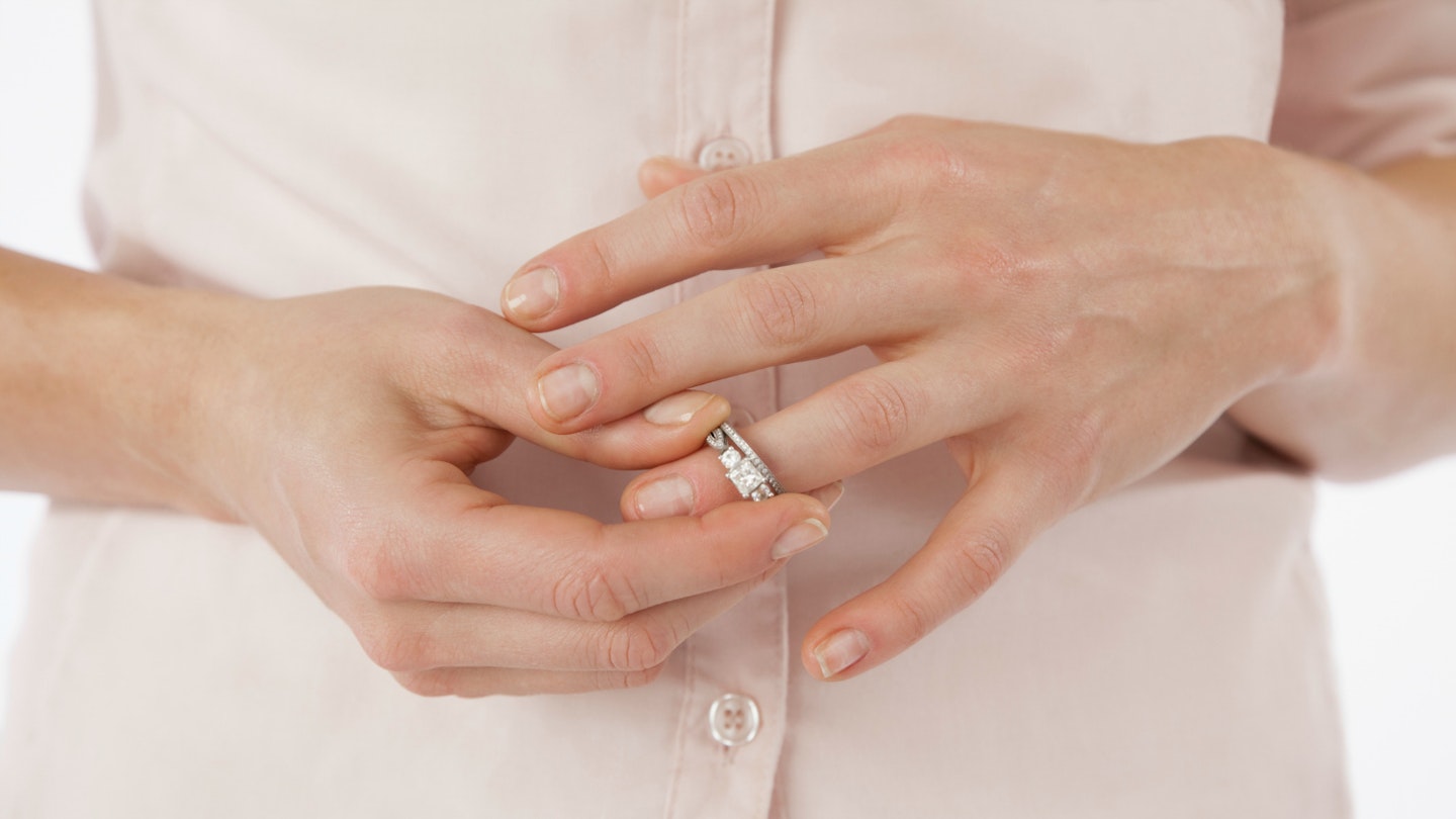 wedding-ring-taken-off-divorce
