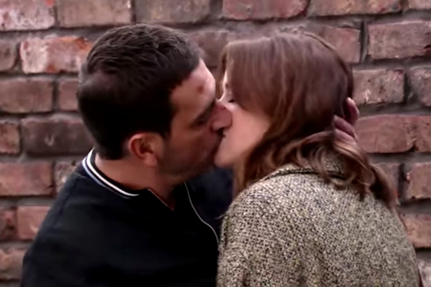 coronation-street-peter-barlow-toyah-battersby-kissing