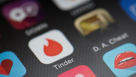 Does tinder tell you when someone swipes right