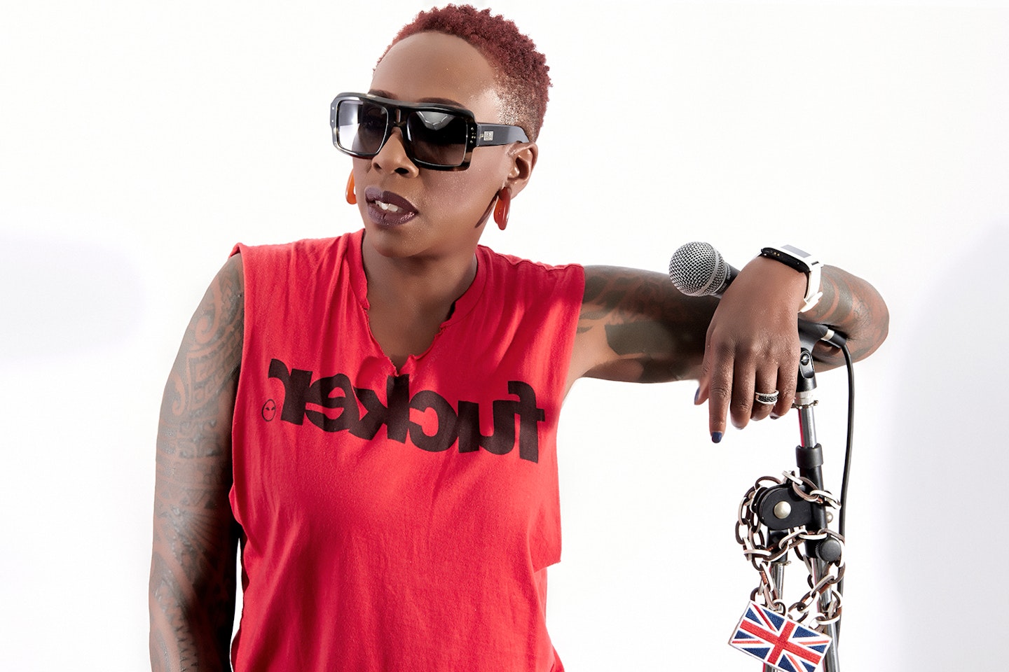 Gina Yashere microphone stand