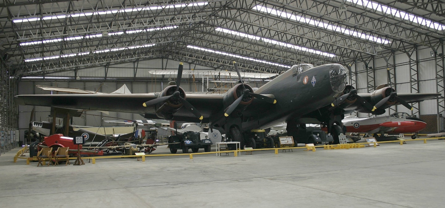 south-yorkshire-aircraft-museum-doncaster-halifax-bomber