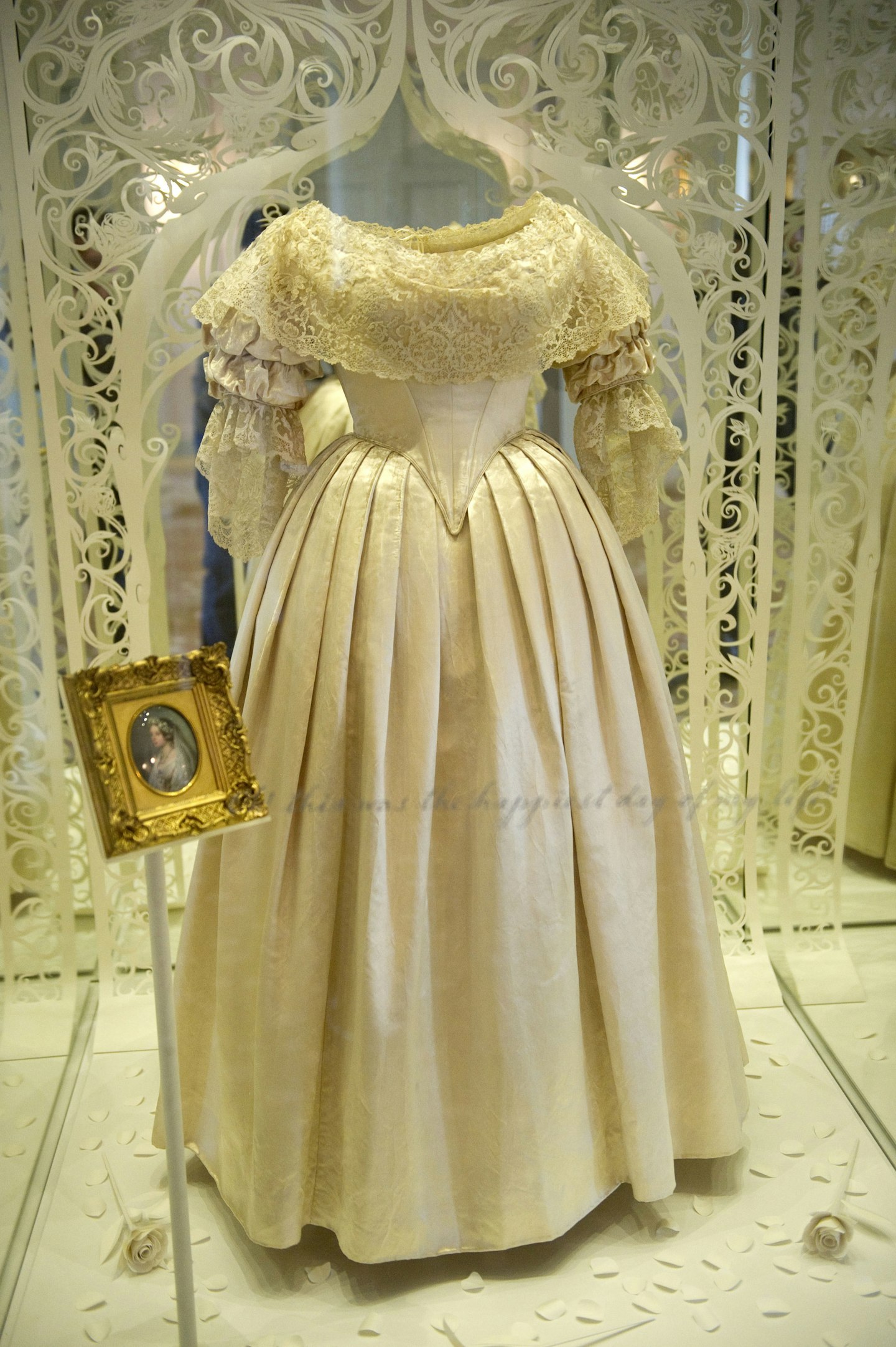 queen victoria wedding dress