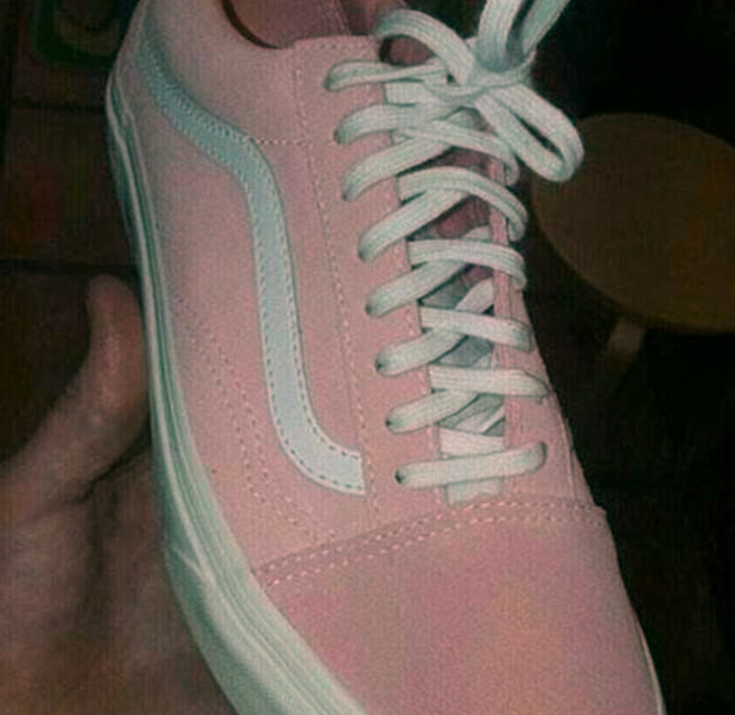 blue-grey-shoe-pink-white-dress-conundrum