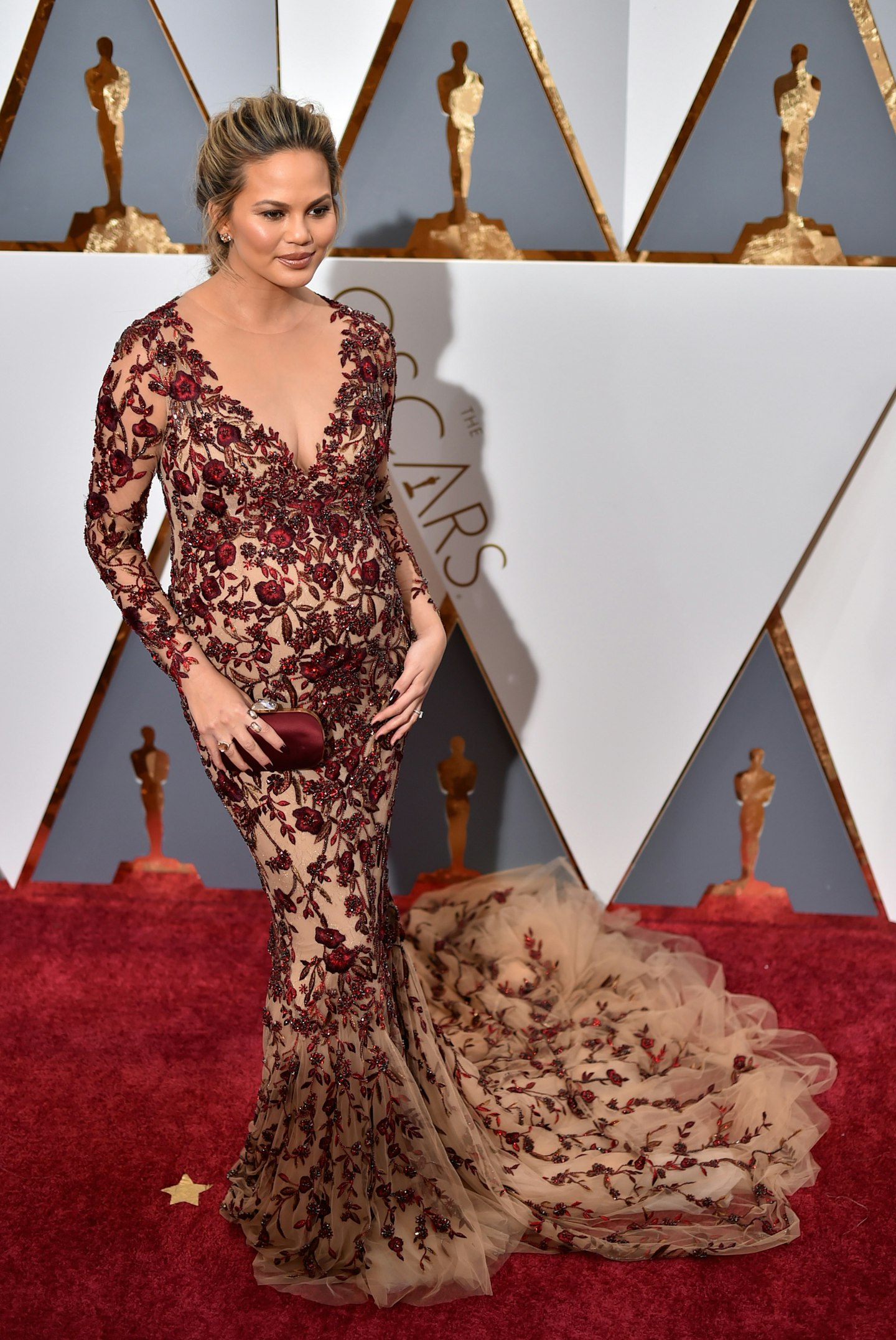 chrissy-teigen-oscars-2016