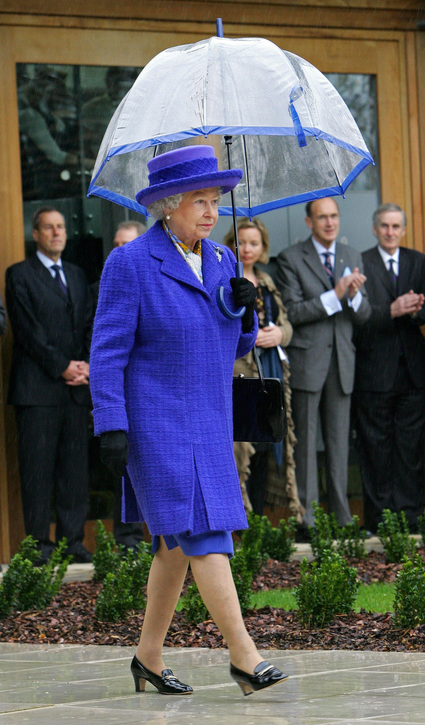 queen-blue-umbrella
